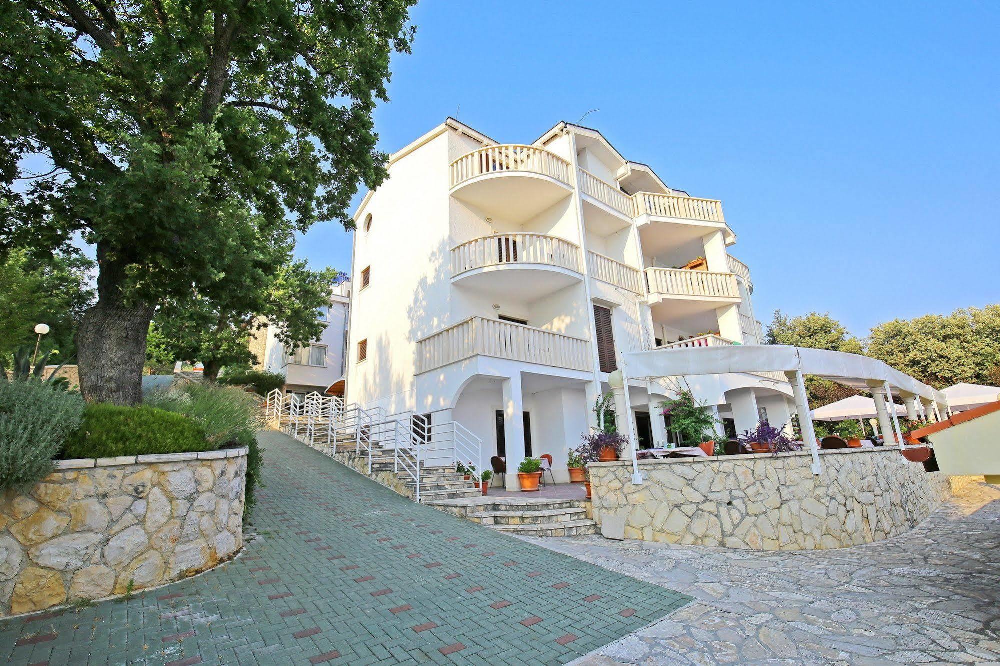 Lucija 4*